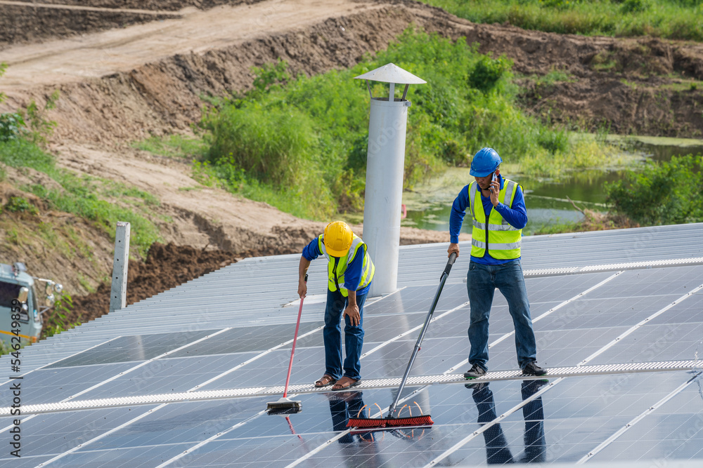 太阳能发电厂清洁太阳能电池板的工人，专业清洁，太阳能电池板。