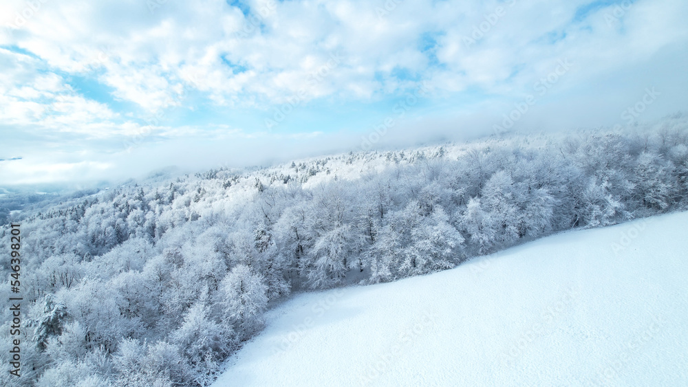 空中表演：被新下的雪覆盖的丘陵乡村的迷人景色