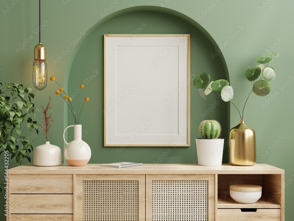 实体相框绿色墙壁安装在木制橱柜上。