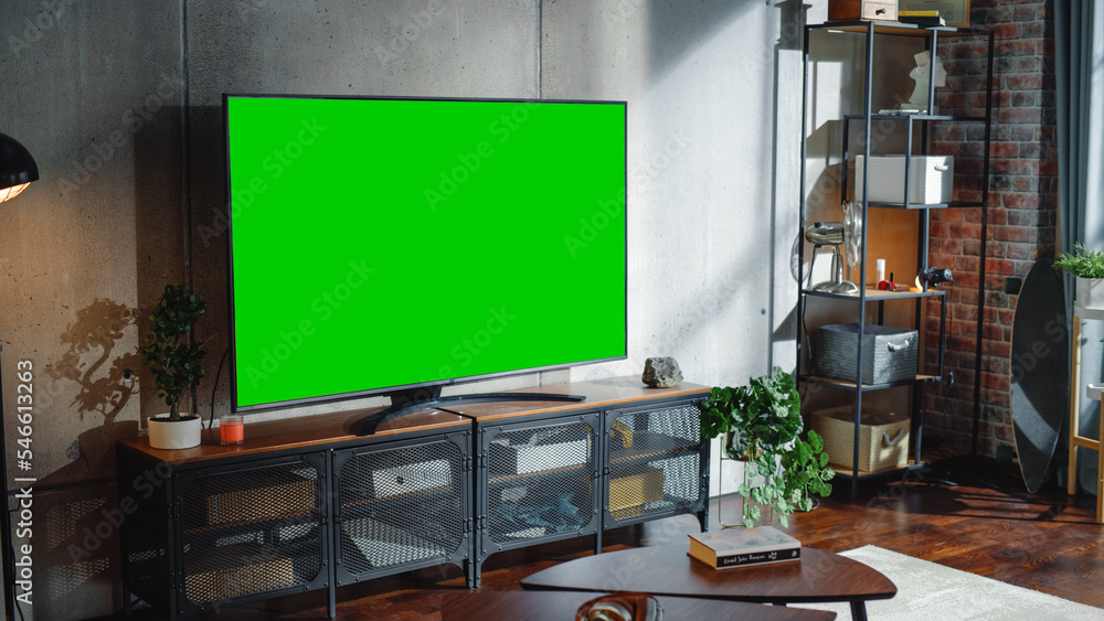 现代客厅电视机上的Chroma键绿色屏幕显示。现代公寓内部配有Sma