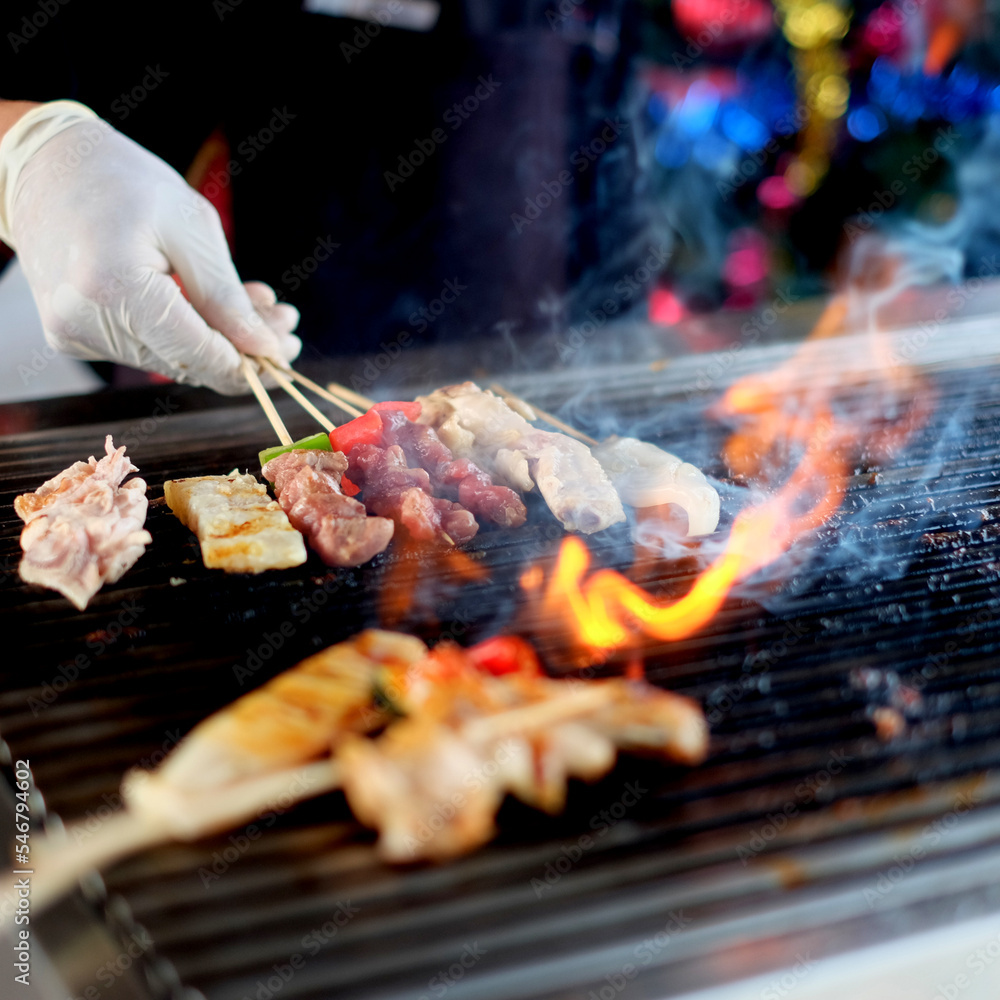 美味的亚洲美食肉类周六在烟熏的热木炭烤架上烹饪