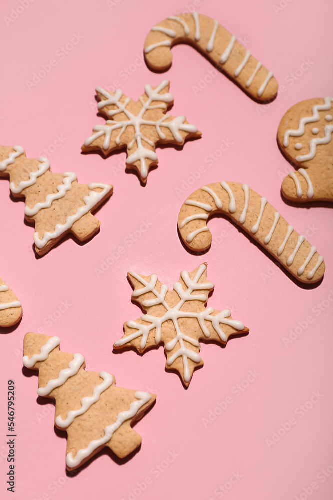 一套粉红色背景的美味圣诞饼干