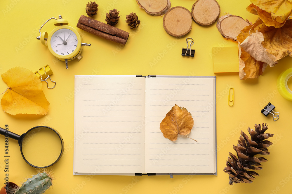 黄底空白笔记本、文具、闹钟、秋叶作文