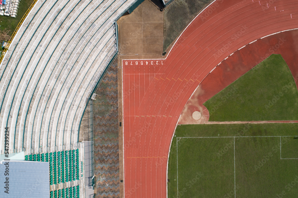 从上方俯瞰空旷的足球场，周围有跑道。对许多人来说，这是一个令人惊叹的体育场