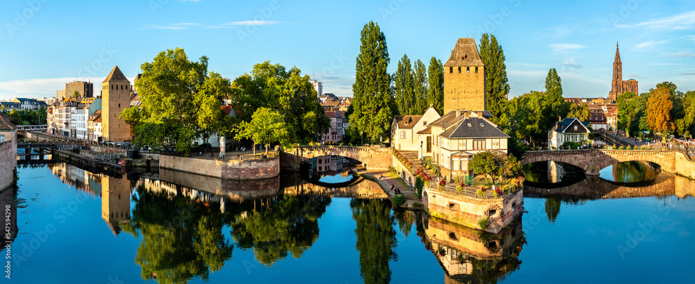 斯特拉斯堡风景如画的全景，俯瞰历史上有四座塔楼的Couverts桥