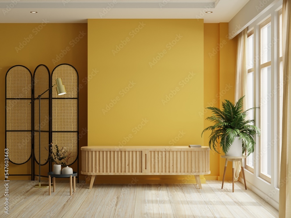 黄色房间，带木制橱柜，用于电视内部实体墙。
