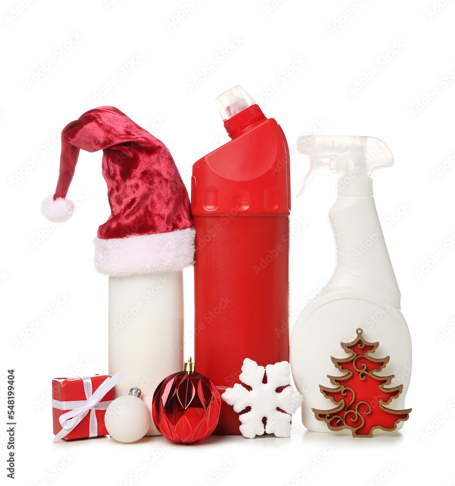 白色背景的带有圣诞装饰和礼物的清洁用品