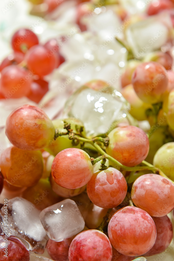冰中的一束成熟葡萄，特写镜头