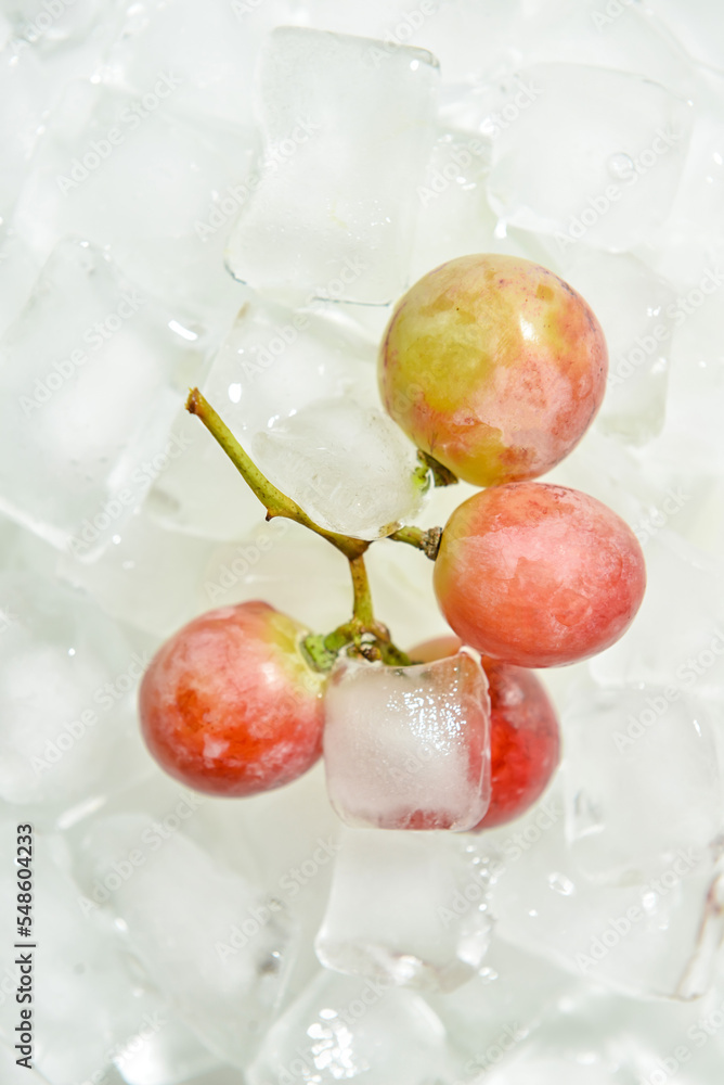 冰里的美味葡萄，特写镜头