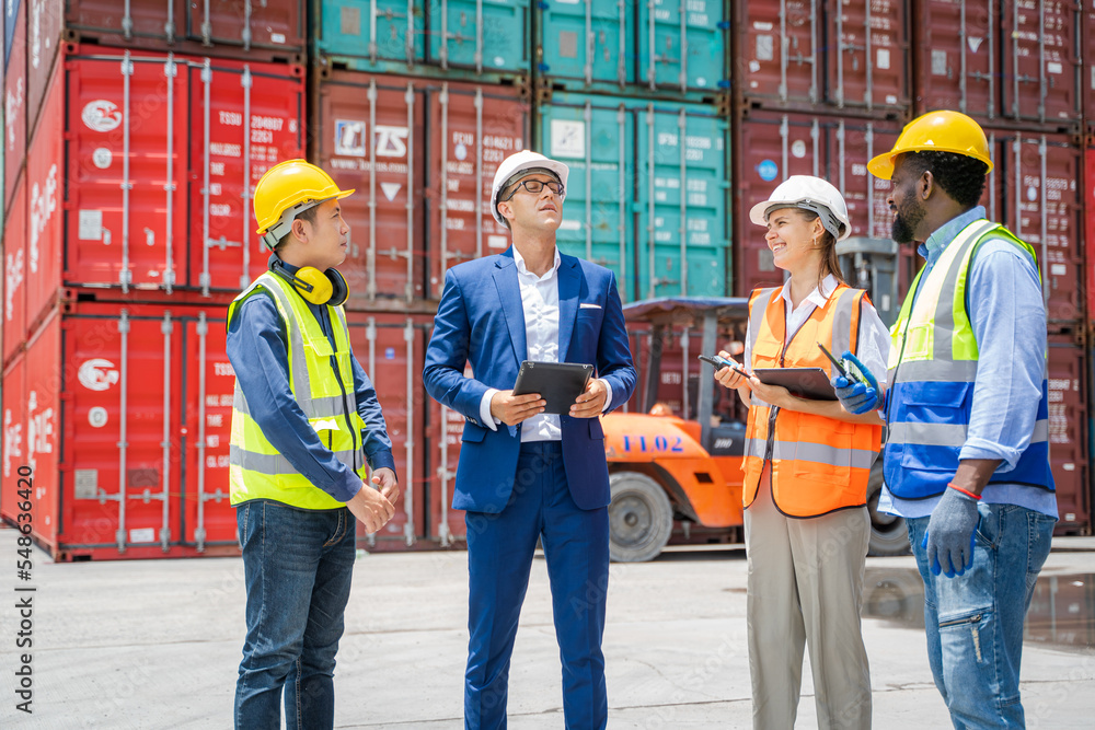工人和商人检查进出口集装箱数据，集装箱装载货物运费