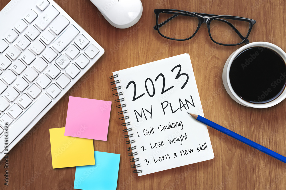 2023年新年快乐决议目标列表和计划设置-带笔记本的商务办公桌