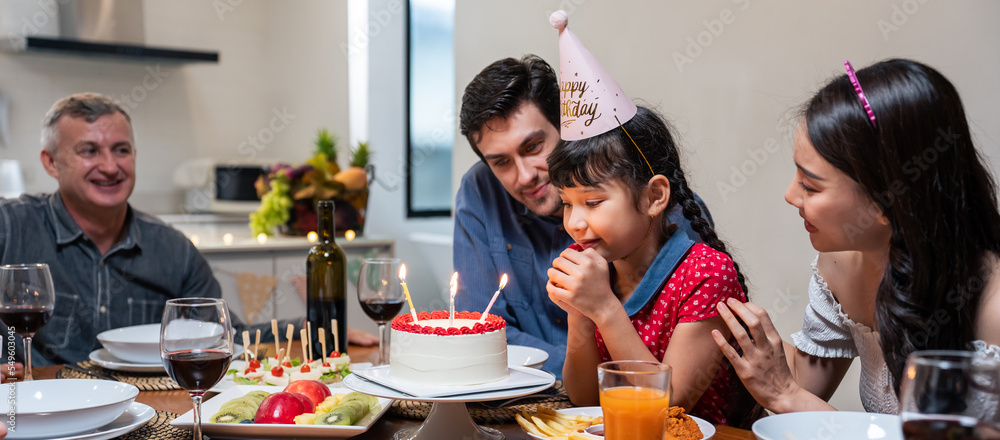 多民族大家庭为年幼的女儿举办生日派对