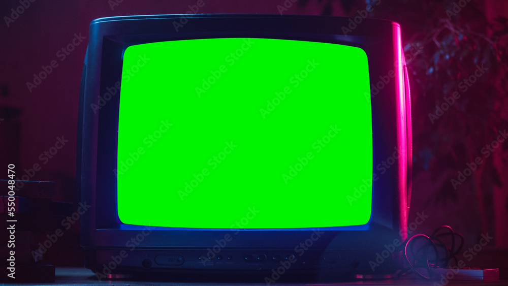 带有绿屏实体Chroma键模板显示的过时电视机的特写镜头。怀旧