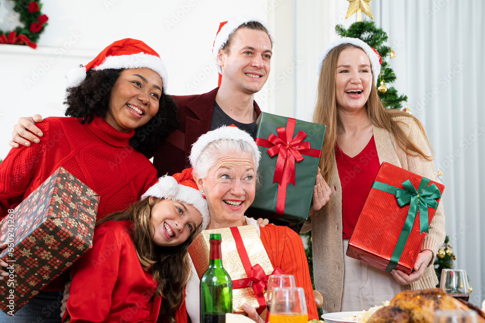 老妇人与家人、寒假、老年人和人一起庆祝圣诞节。