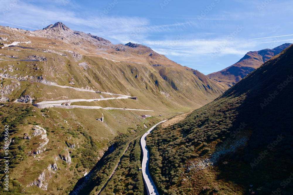 瑞士阿尔卑斯山脉弗卡帕斯山口地区的全景鸟瞰图