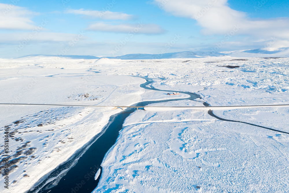 冰岛。河流鸟瞰图。河流上方的道路和桥梁。无人机拍摄的冬季景观。J
