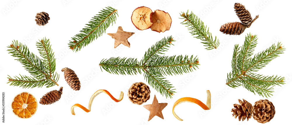 圣诞树枝上有冷杉和松果，干苹果和橙子片，木质星星隔离