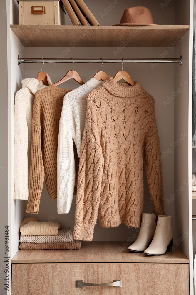 挂在衣柜里的保暖针织毛衣