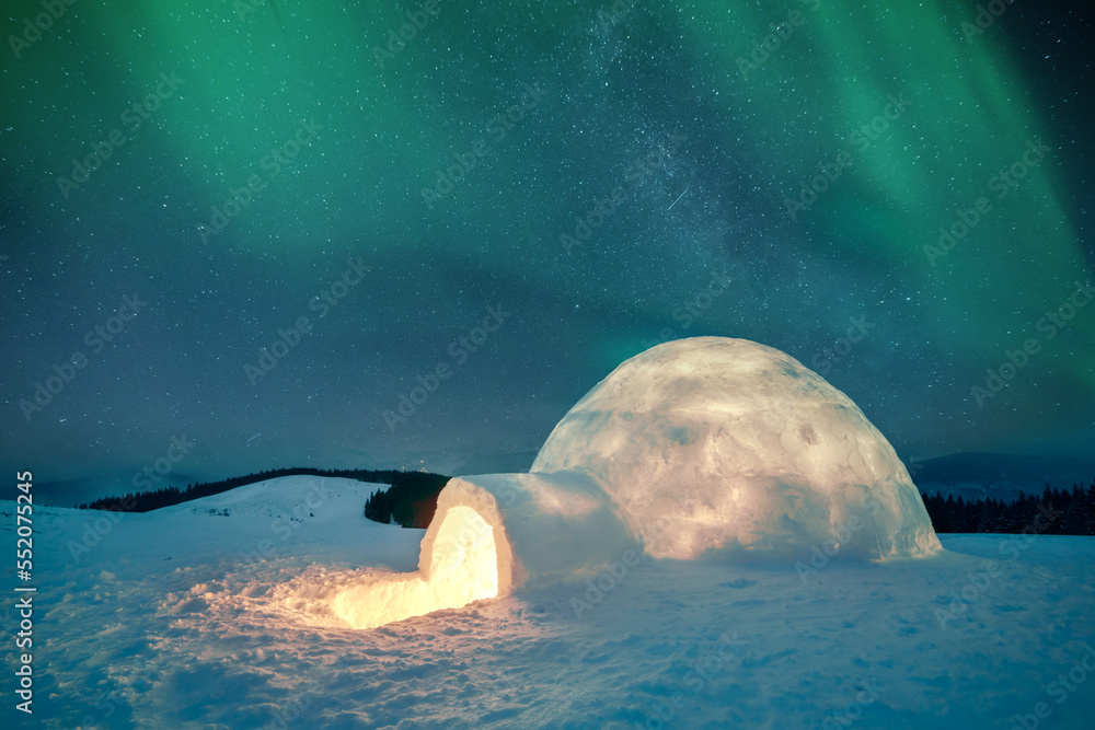 北极光。冬季山脉中的北极光。极地灯光和鼻涕的冬日景象