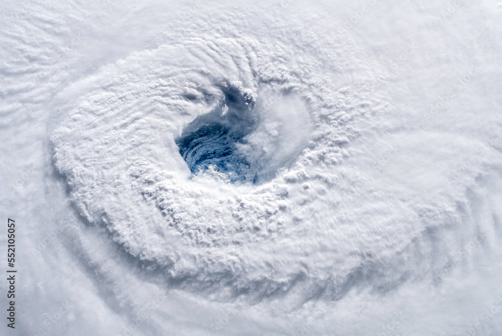 从太空看到的四级飓风鸟瞰图。中心被称为飓风眼
