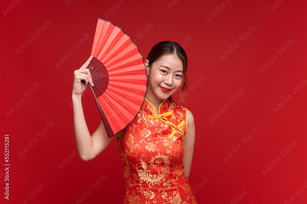 身穿中国红底中国折扇的奇装异服的亚洲年轻女子