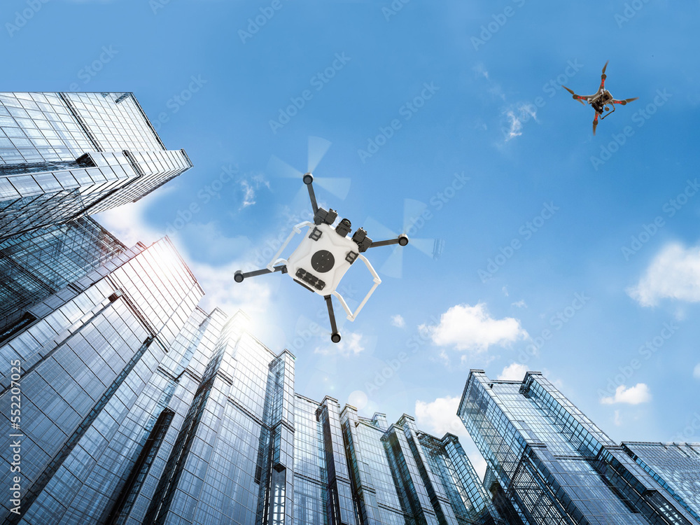 无人机在建筑物之间飞行，也称为无人驾驶飞机系统，又称无人机。技术测试