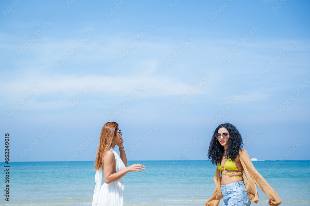 快乐的女性朋友在海上度假，享受有趣的户外活动生活方式。