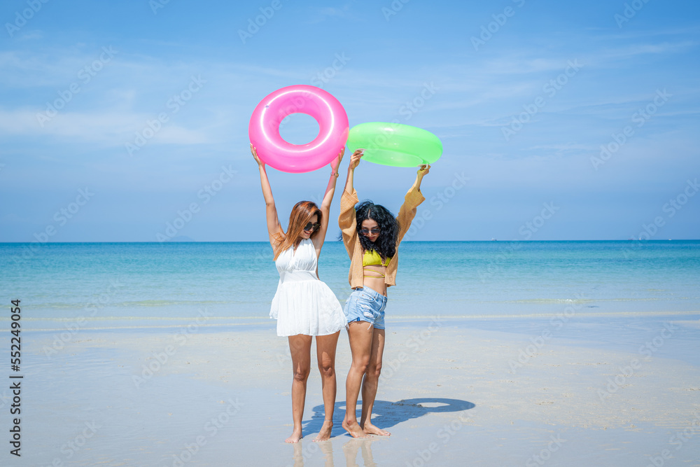 一群朋友在假期的海滩上玩得很开心，夏天的假期，概念假期。