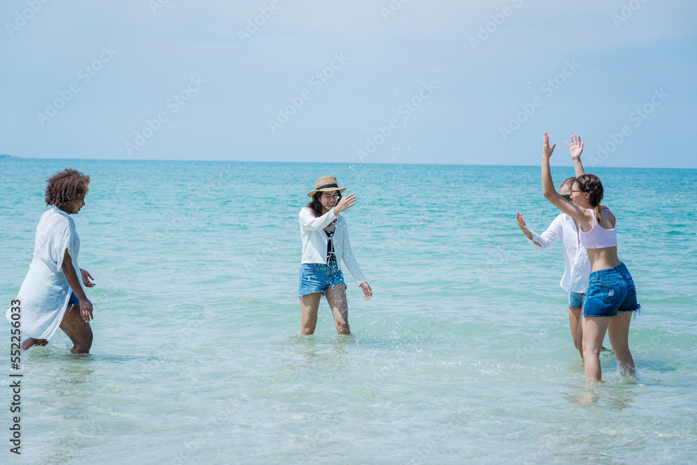 美丽的女孩和朋友在海滩上玩得很开心，旅行和度假的好天气
