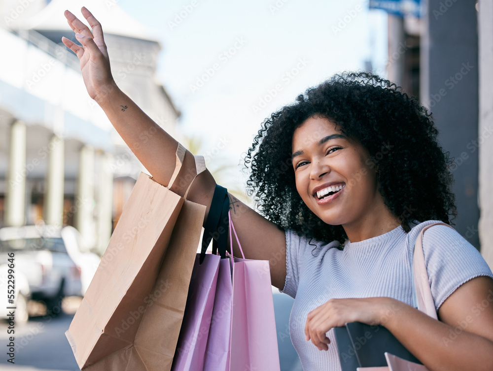 黑人妇女带着购物袋微笑购物，在户外购物中心挥手，叫出租车或交通工具
