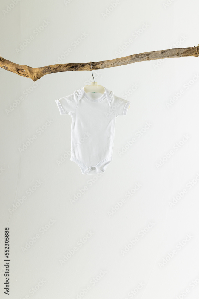 白色背景上的白色婴儿布悬挂和复制空间