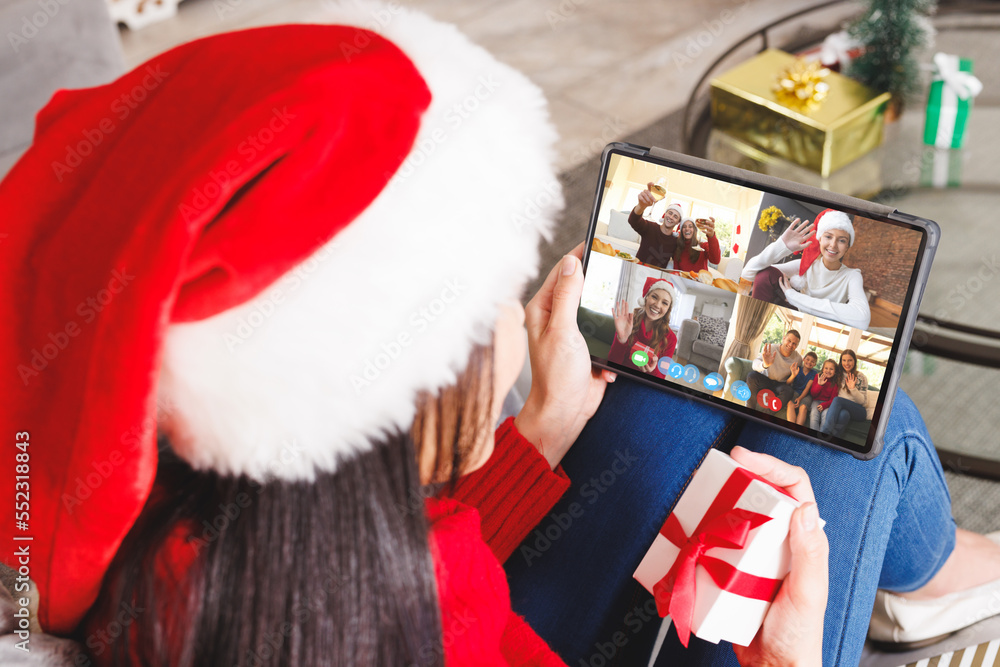 高加索女性与不同人群进行圣诞视频通话