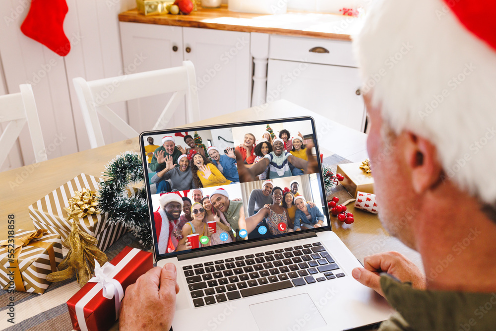 一名白人老人与不同人群进行圣诞视频通话