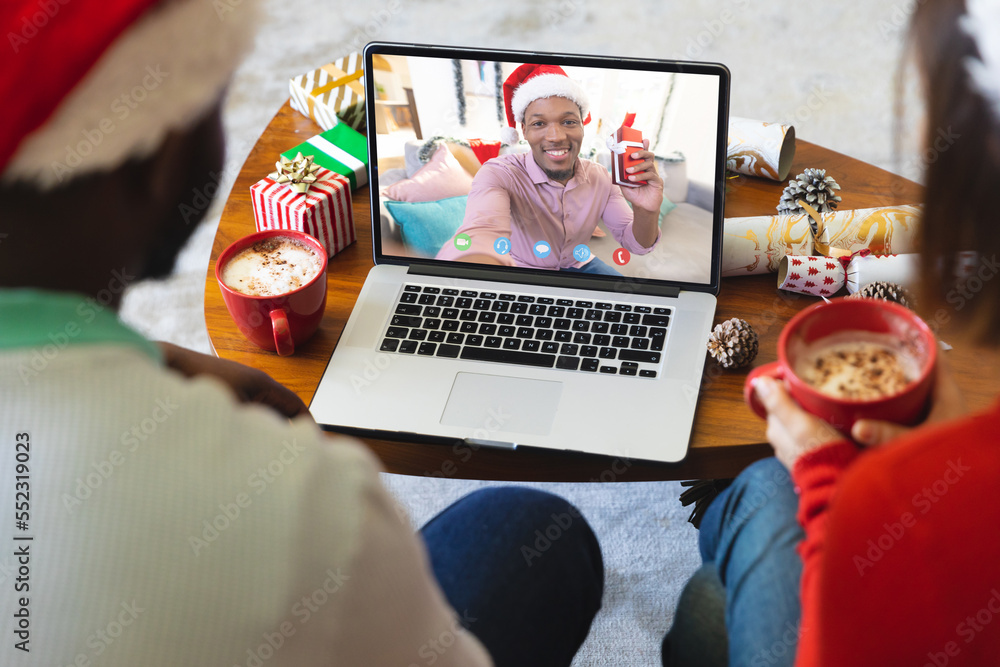 一对多元化夫妇与非裔美国人进行圣诞视频通话