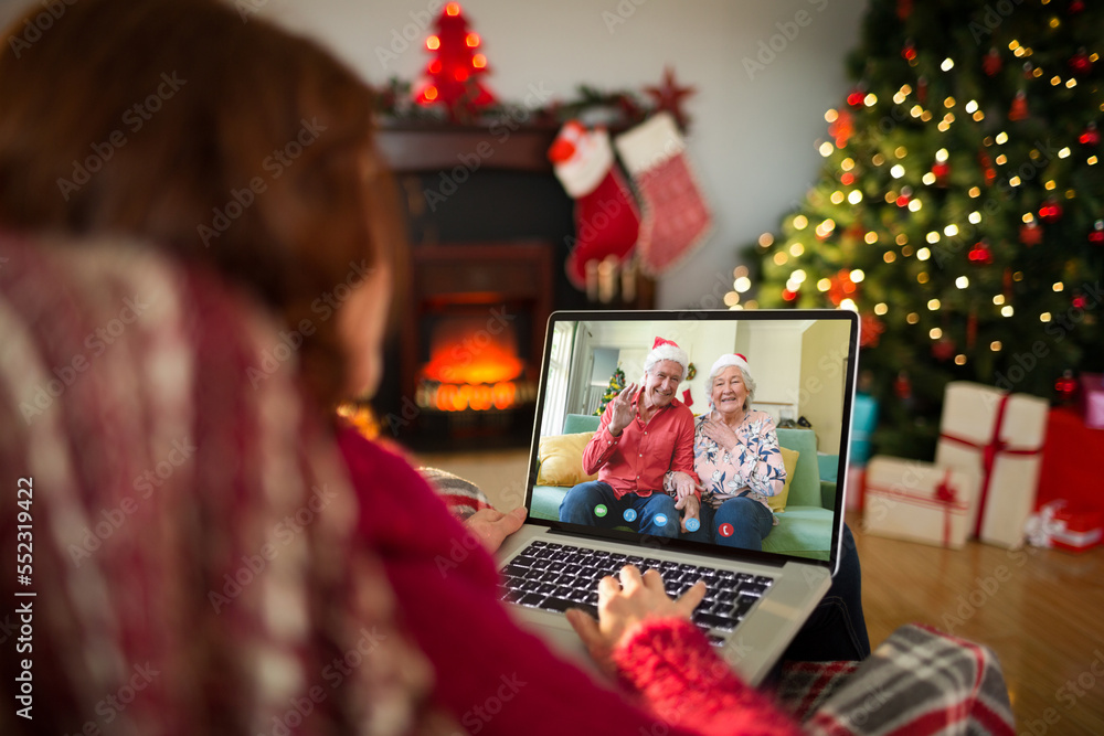 带着圣诞装饰品的高加索妇女与幸福的高加索高级夫妇视频通话