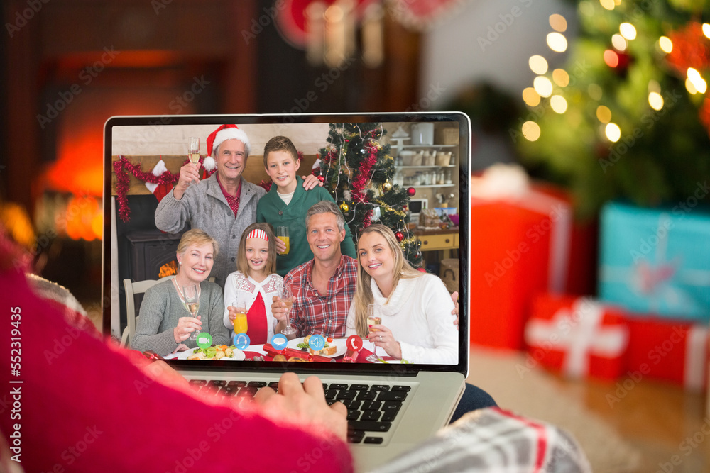 带着圣诞装饰品的高加索妇女与幸福的高加索家庭视频通话