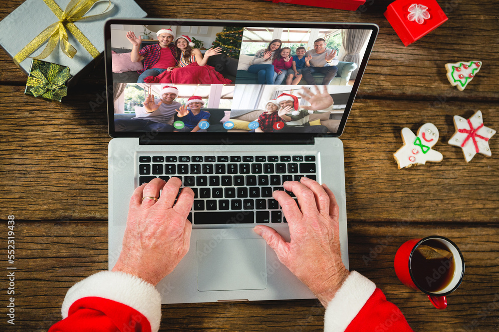 圣诞老人带着圣诞礼物与快乐的高加索家庭进行视频通话
