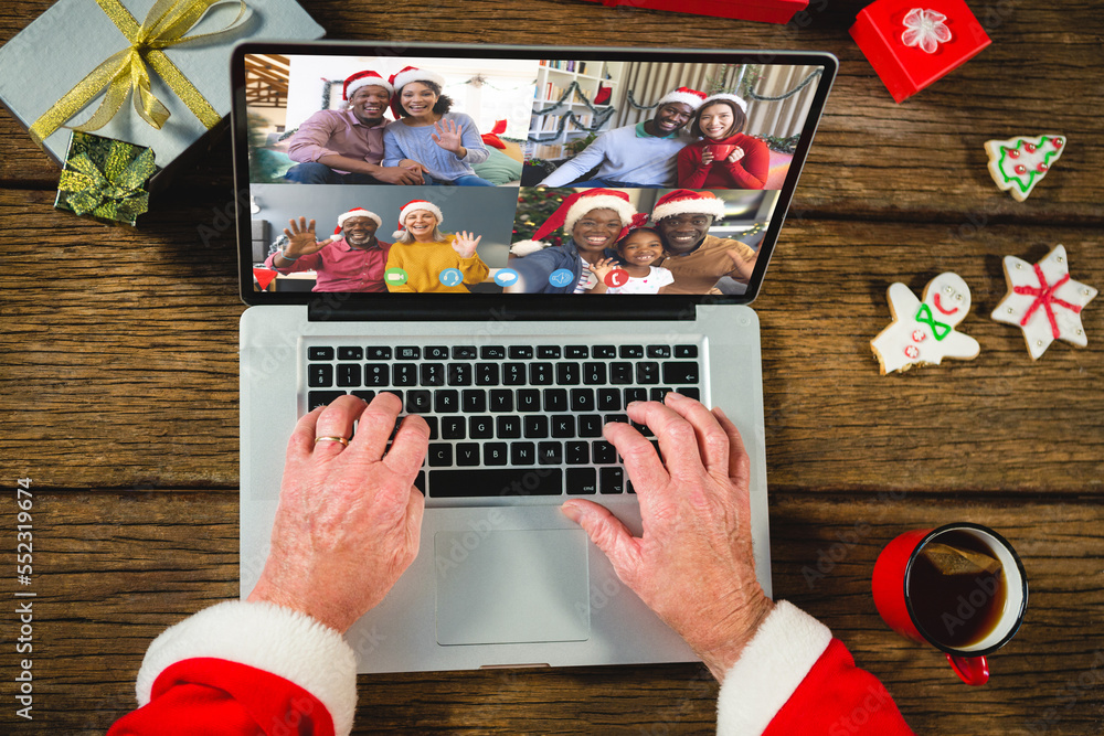 圣诞老人与快乐的不同朋友进行视频通话