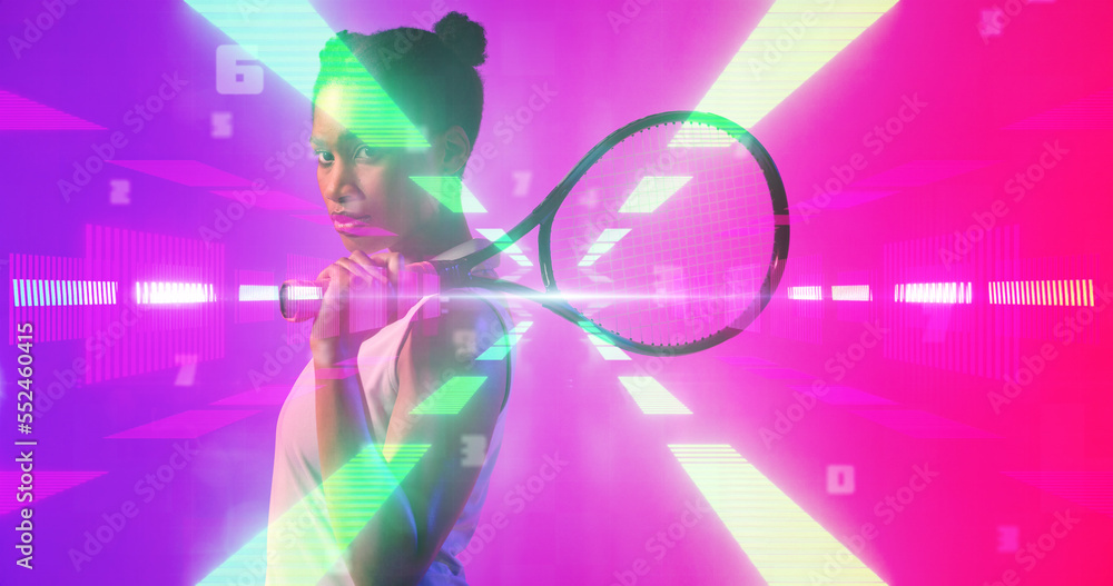 混血女网球运动员的侧视图，球拍站在照明光束上