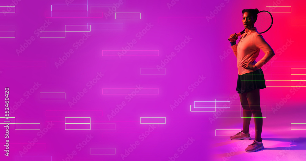 混血女网球运动员站在紫色背景的发光矩形旁的侧视图