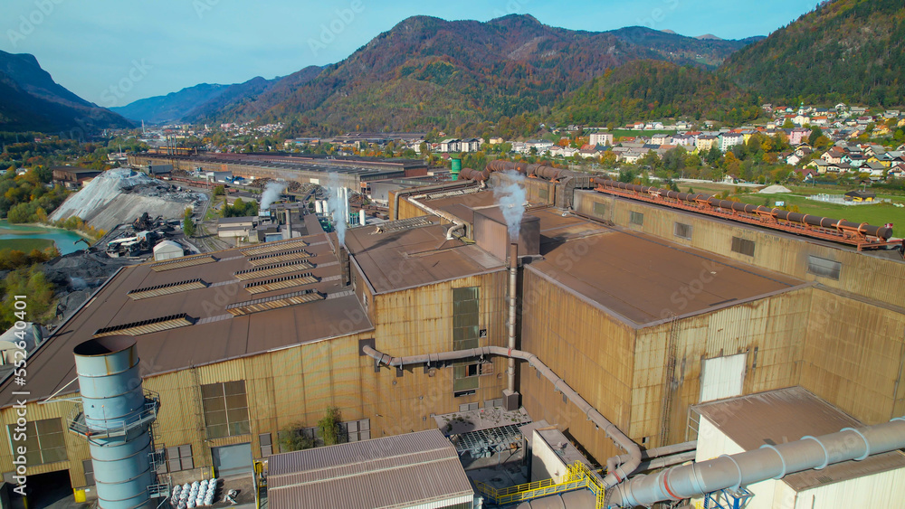 AERIAL工厂被高山景观环绕，秋季色彩鲜艳