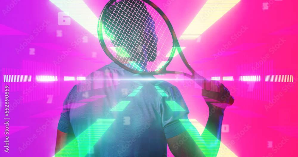 非裔美国网球运动员在光线照射下拿球拍的后视图，复制空间