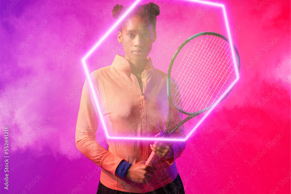 严肃的非裔美国女运动员，拿着网球拍，背景是烟熏的六边形
