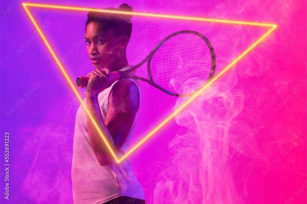 非裔美国女网球运动员手持球拍的侧视图