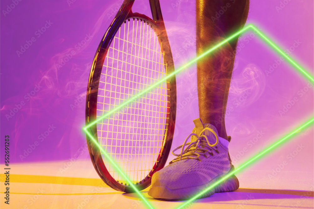 非裔美国男子网球运动员用发光三角形球拍截去的腿