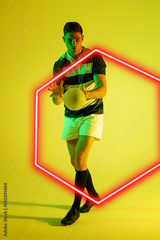 白人男子橄榄球运动员用黄色背景上的发光六边形接球