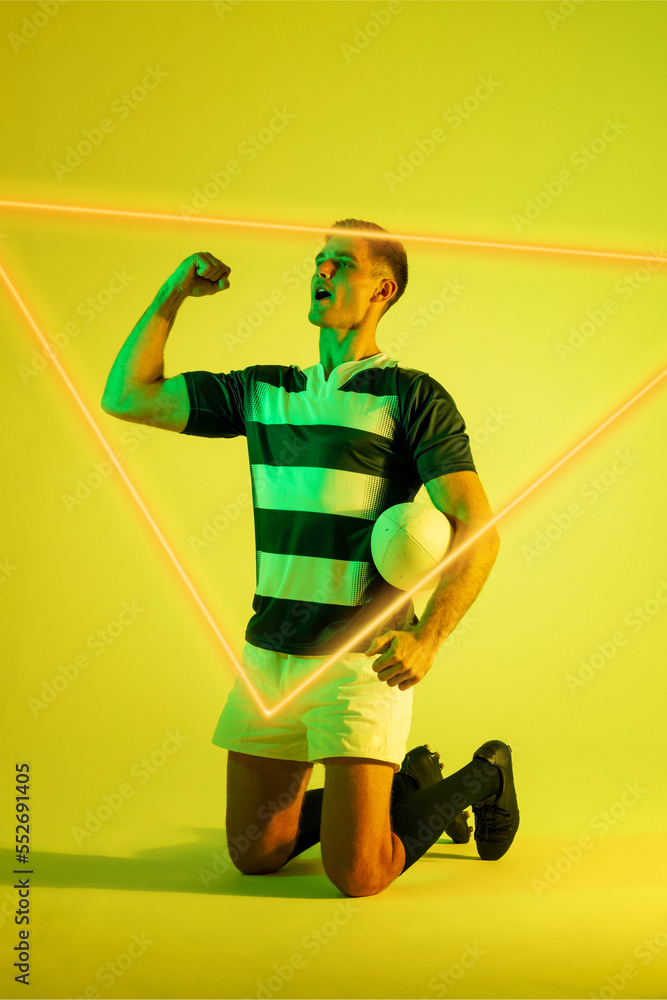 白人男子橄榄球运动员跪在黄色背景上挥舞拳头的三角形照明