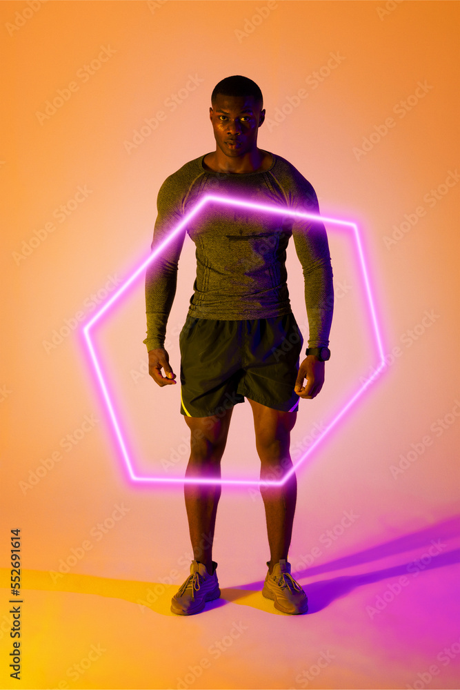 渐变背景下自信的非裔美国男运动员画像上的发光六边形