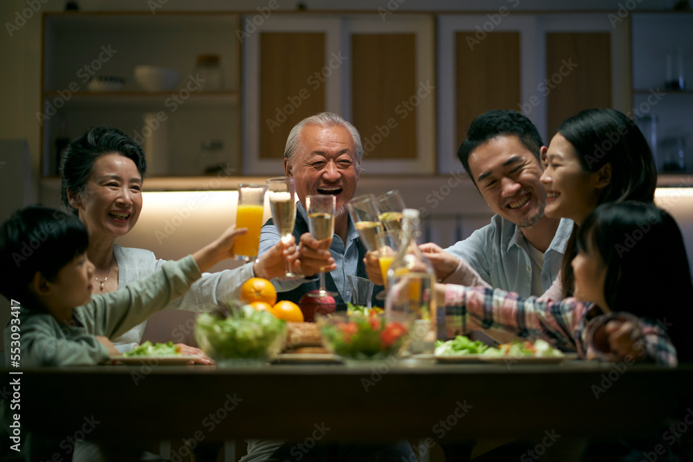 亚洲三代家庭共进晚餐时敬酒