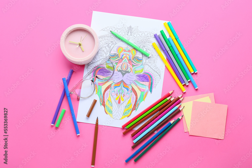 粉红色背景上的彩色页面、毡尖笔、铅笔、便签和闹钟